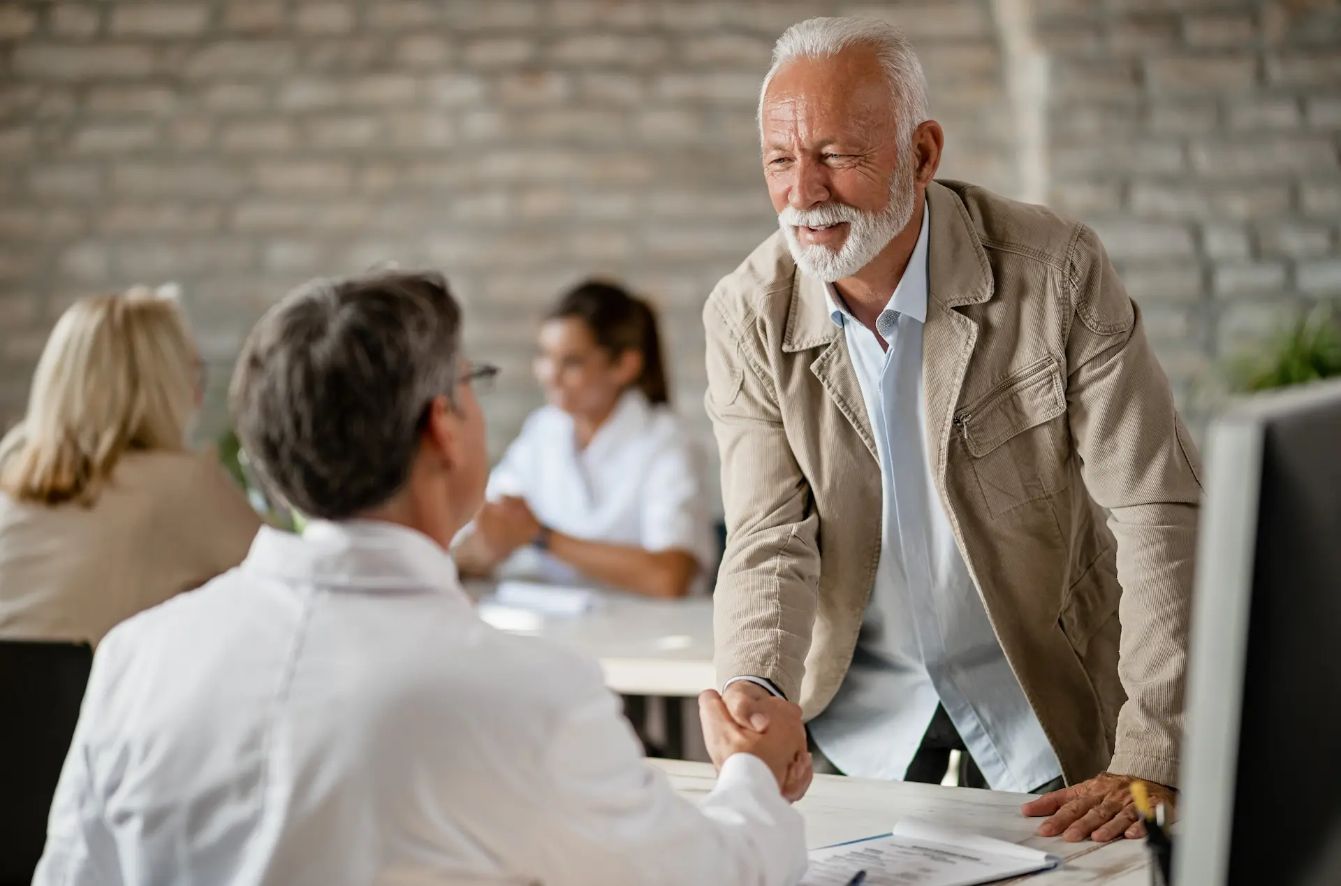 Homme heureux, expert assurance