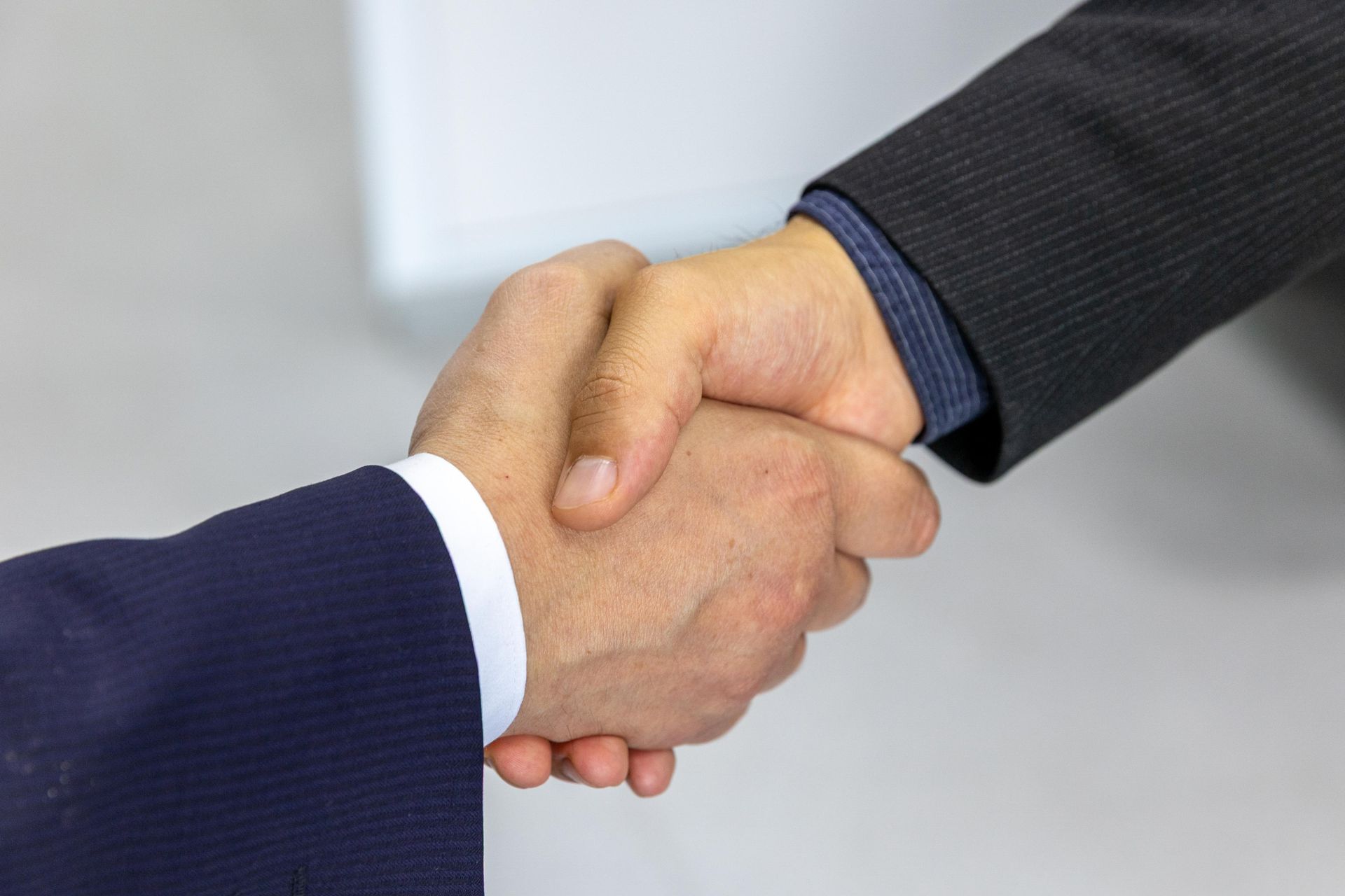 Poignée de main entre Expert-Bel et un courtier partenaire